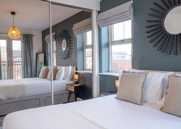 Canal-Side Townhouse Free Parking City Location