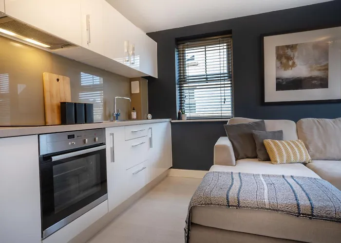 Canal-Side Townhouse Free Parking City Location