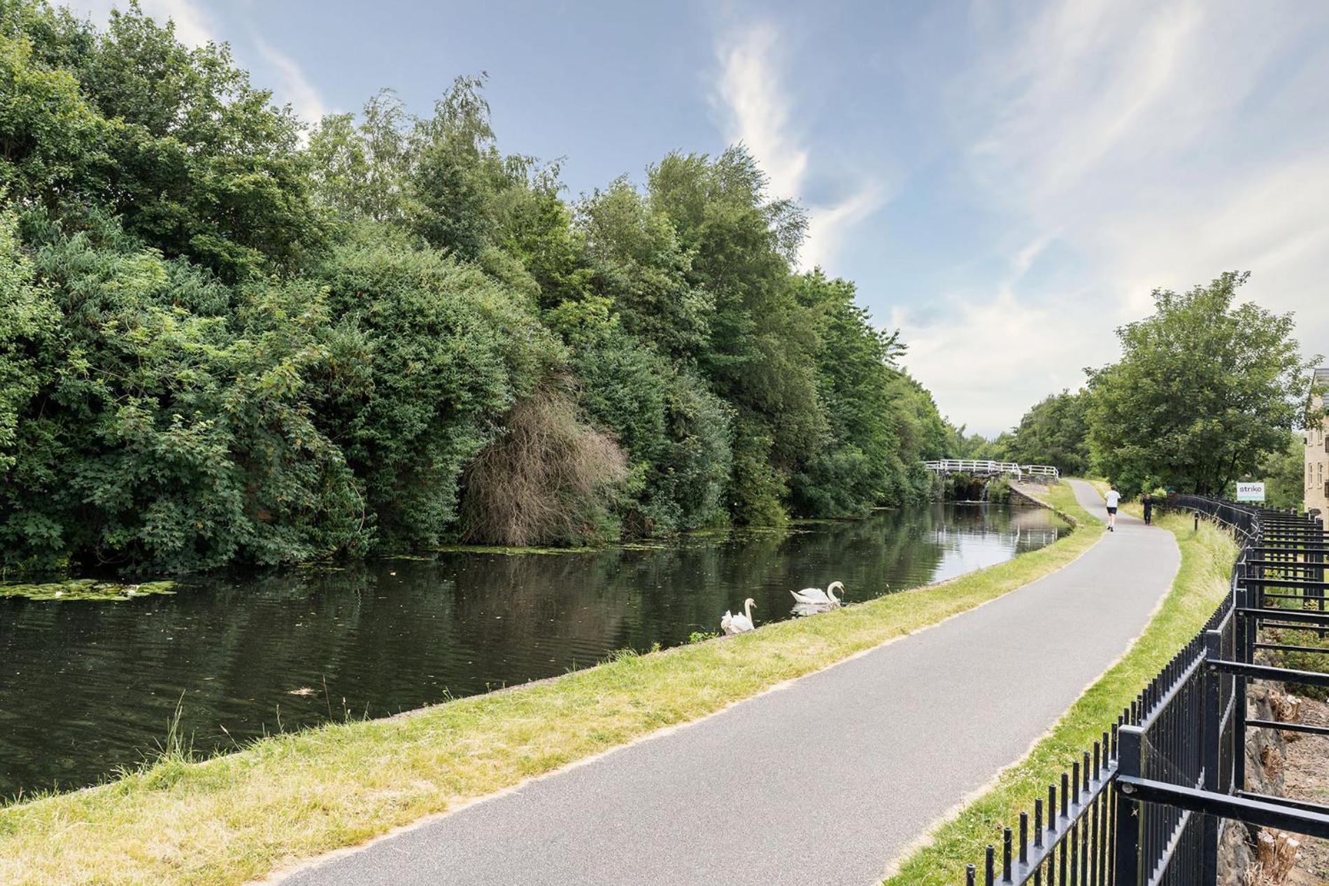 Canal-side Townhouse Free Parking Location * Leeds (West Yorkshire)