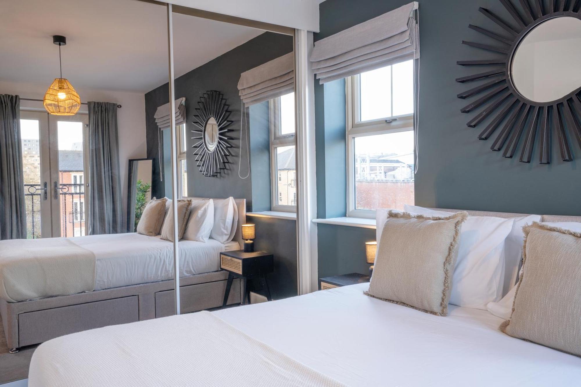 Canal-side Townhouse Free Parking Location Holiday home