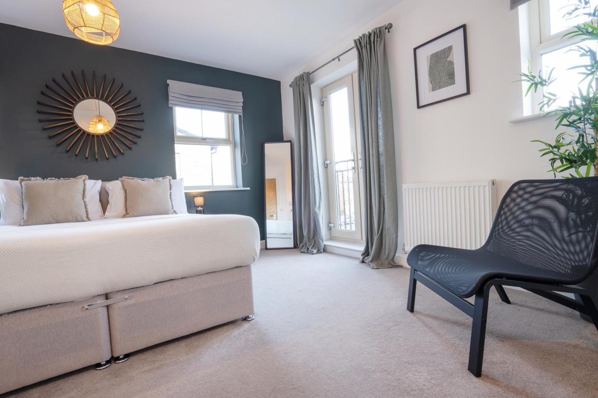 Canal-side Townhouse Free Parking Location Holiday home