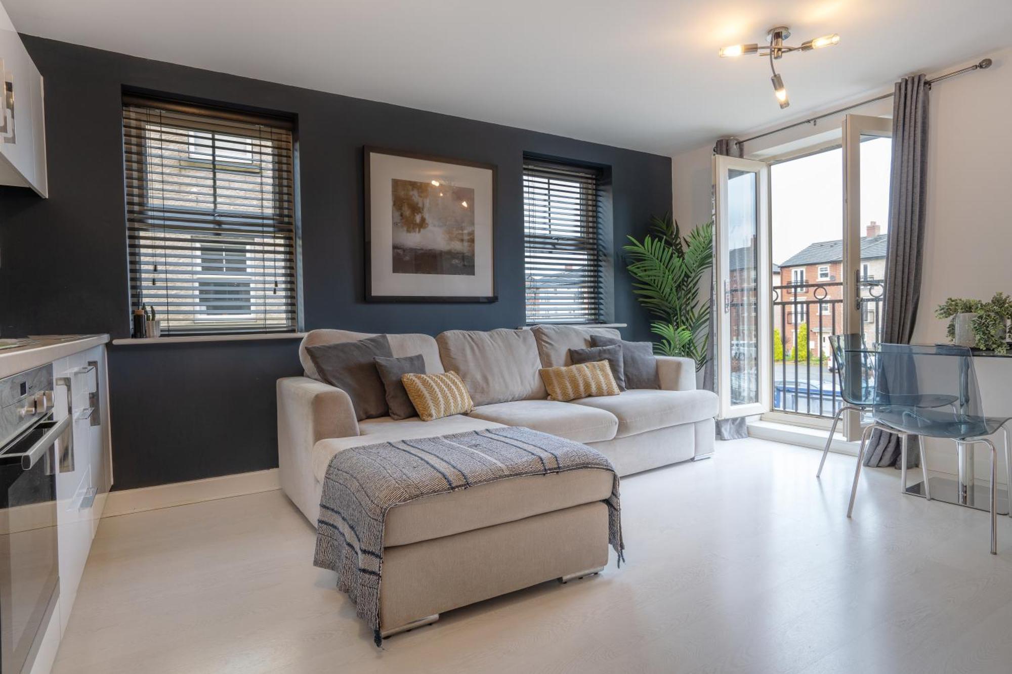 Canal-side Townhouse Free Parking Location * Leeds (West Yorkshire)