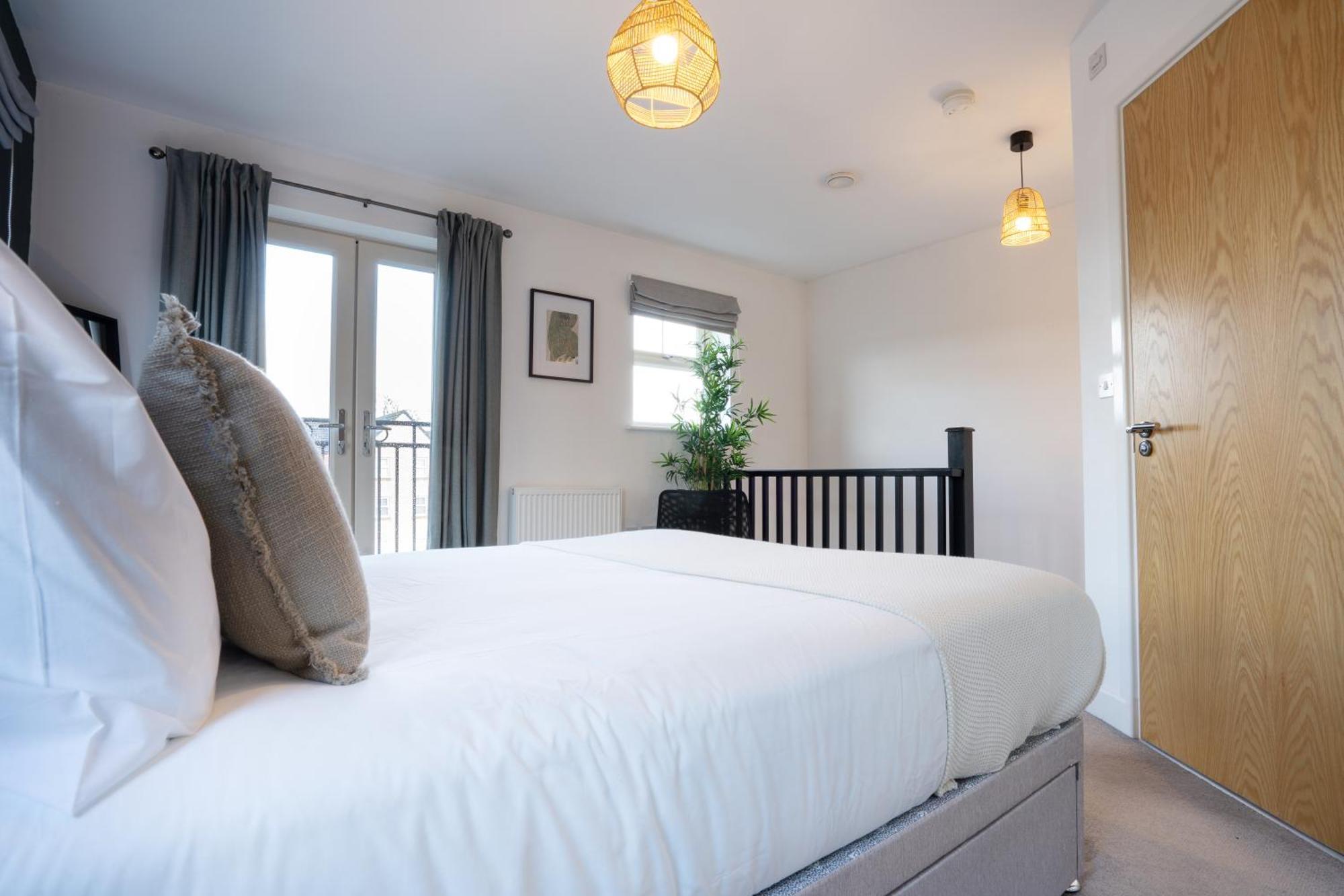 Canal-side Townhouse Free Parking Location Leeds (West Yorkshire)