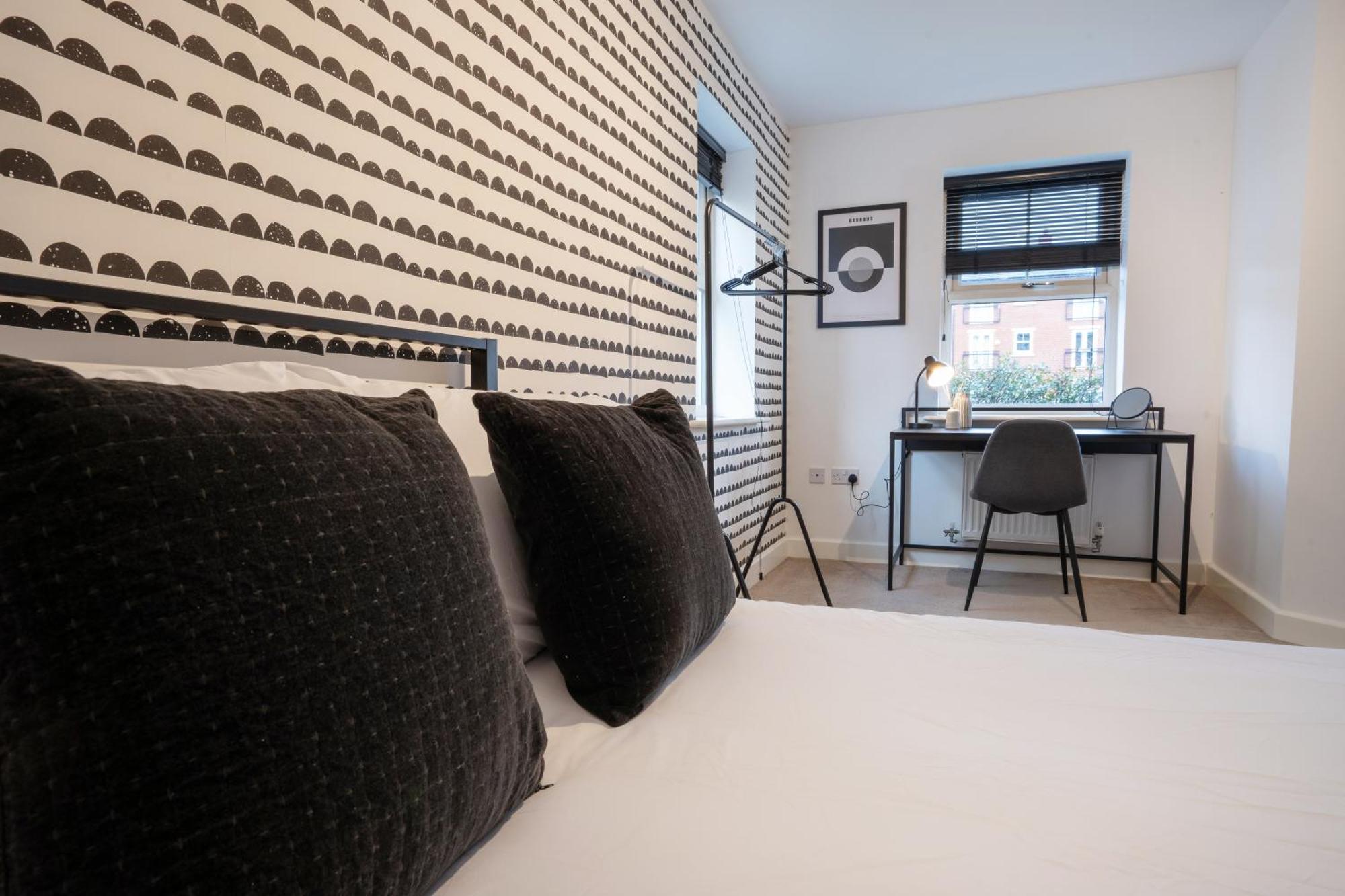 Canal-side Townhouse Free Parking Location * Leeds (West Yorkshire)