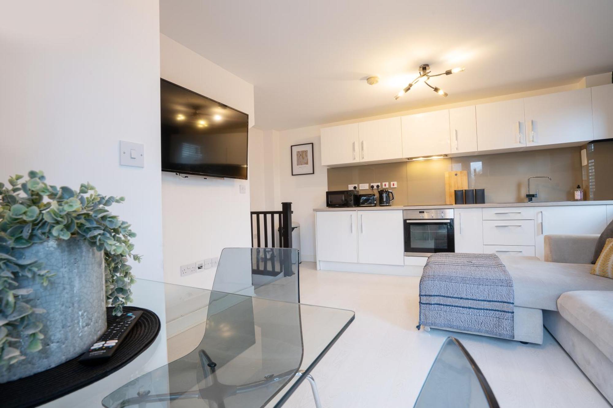 Canal-side Townhouse Free Parking Location Leeds (West Yorkshire)