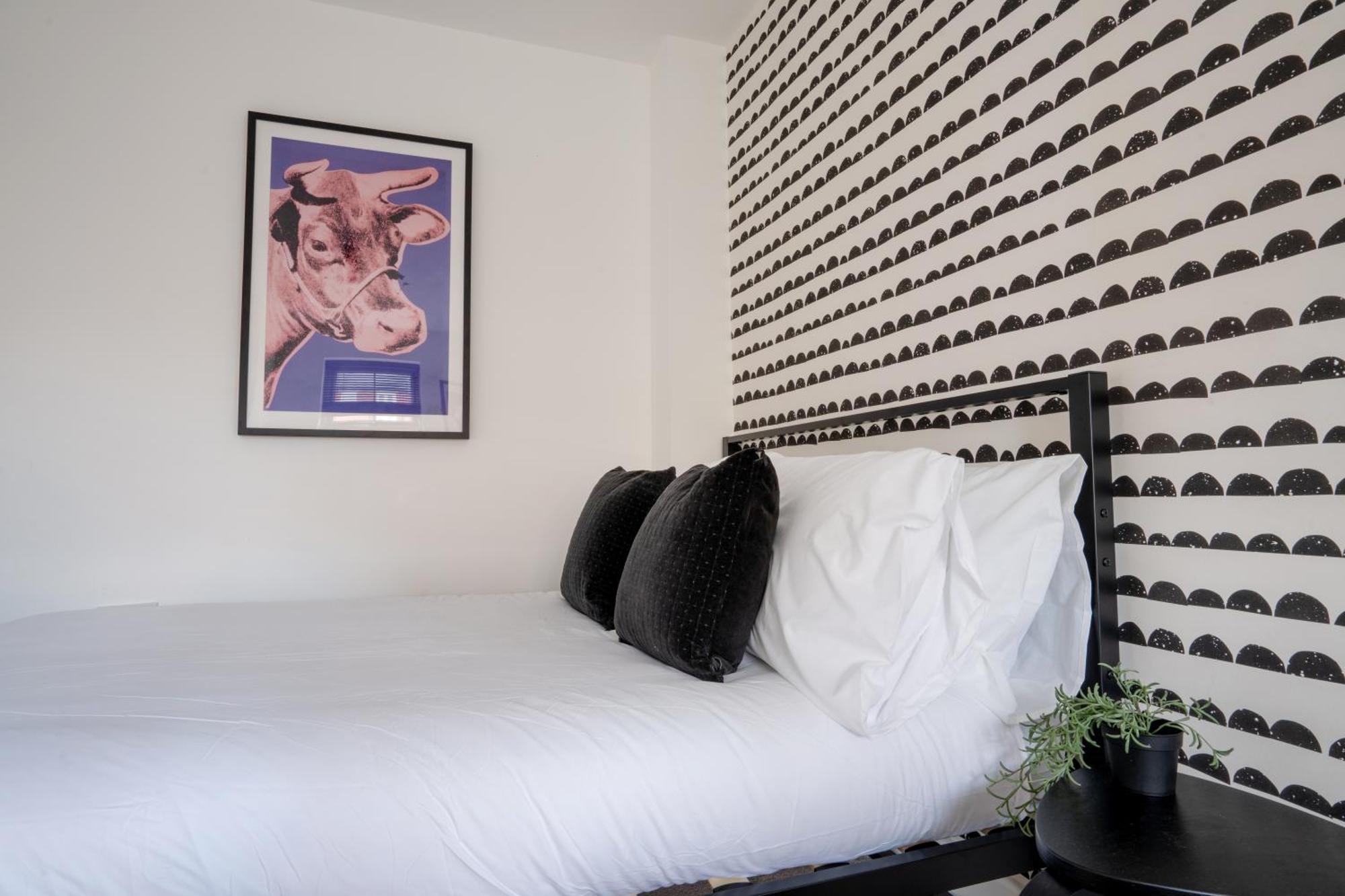 Canal-side Townhouse Free Parking Location Holiday home *