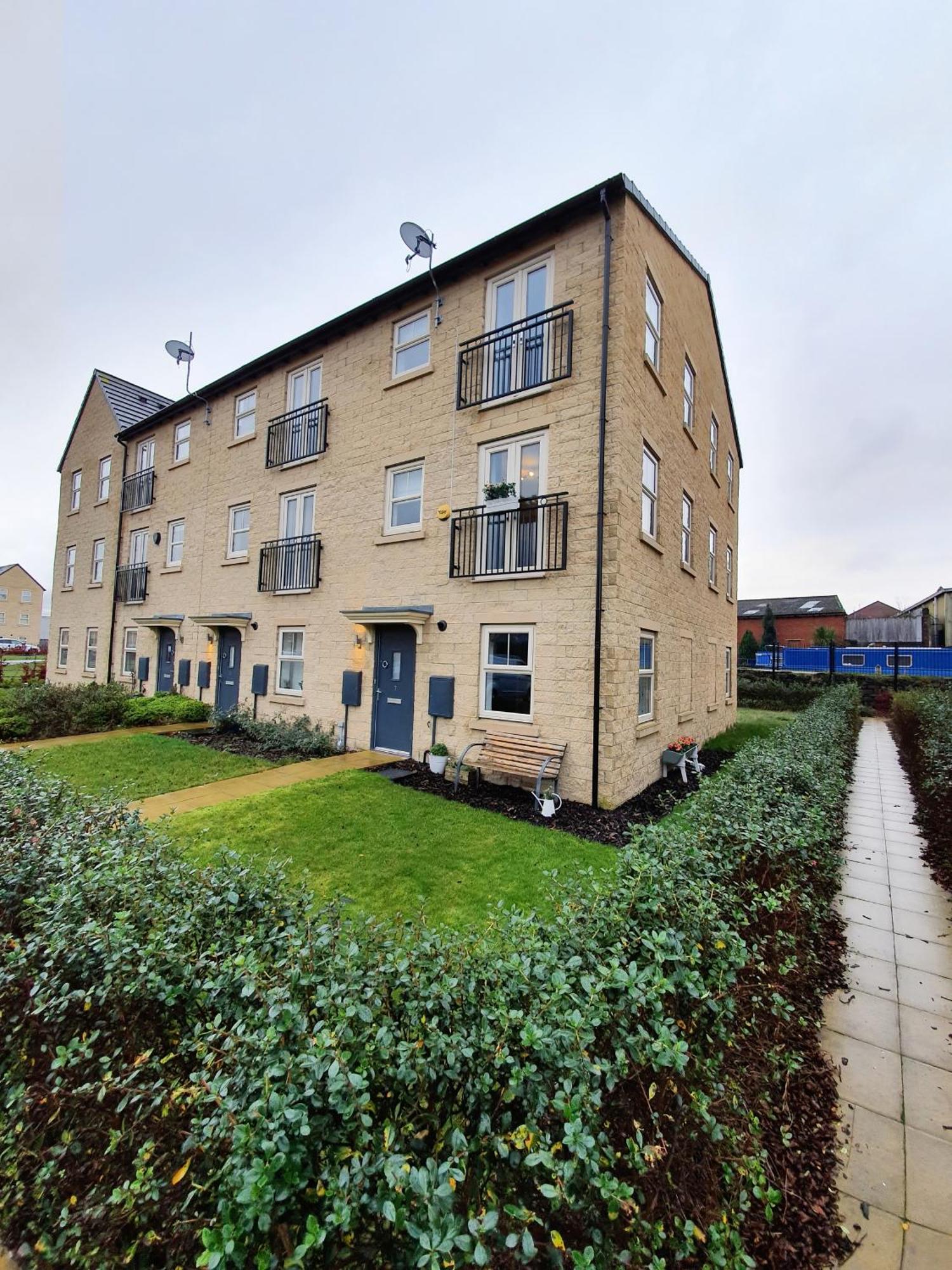 Canal-side Townhouse Free Parking Location
