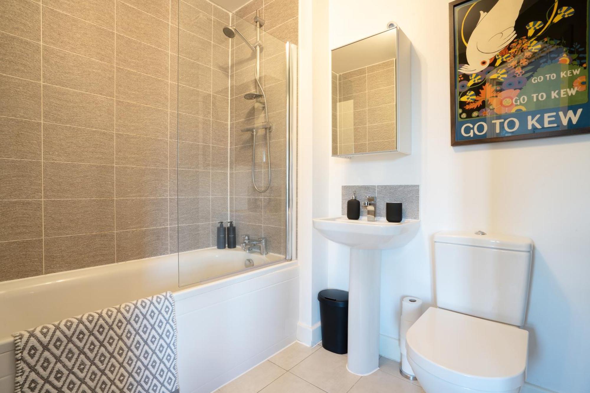 Canal-side Townhouse Free Parking Location Leeds (West Yorkshire)